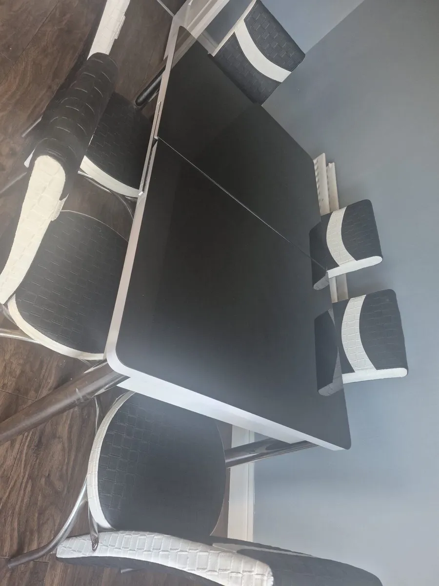Kitchen table and chairs - Image 3