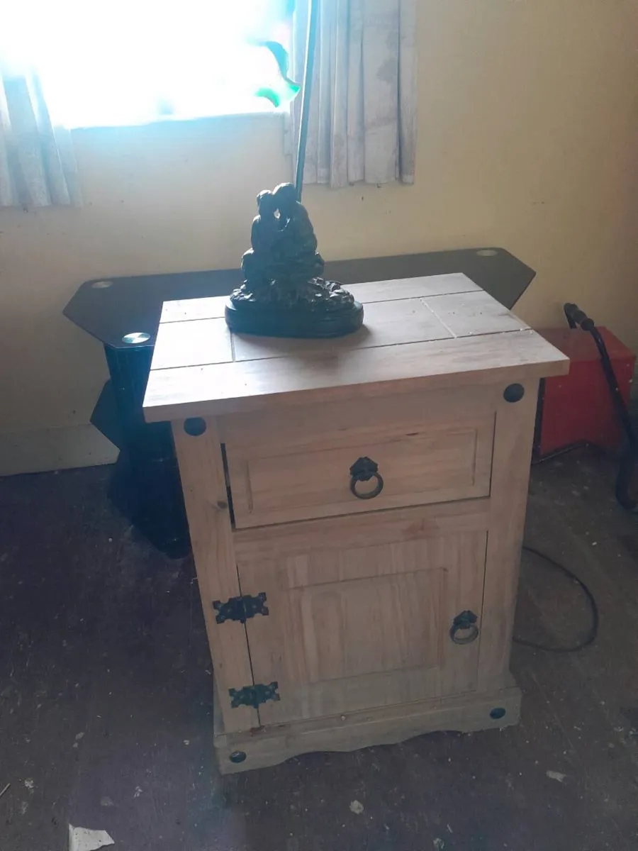 Bedroom locker and lamp - Image 1