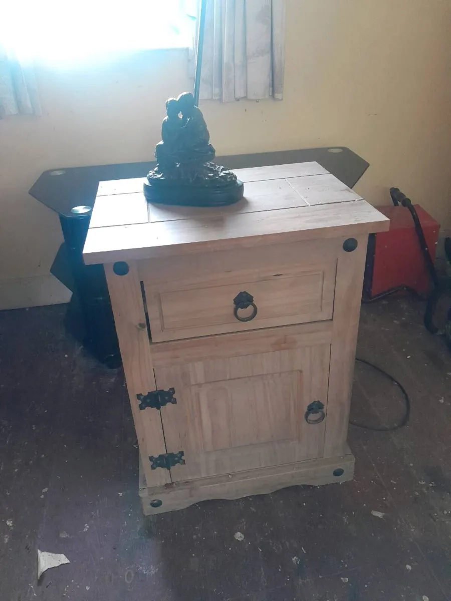 Bedroom locker and lamp - Image 2