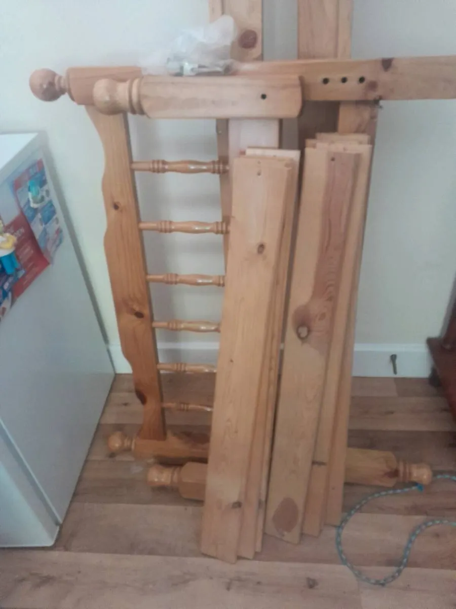 Single solid pine bed - Image 1