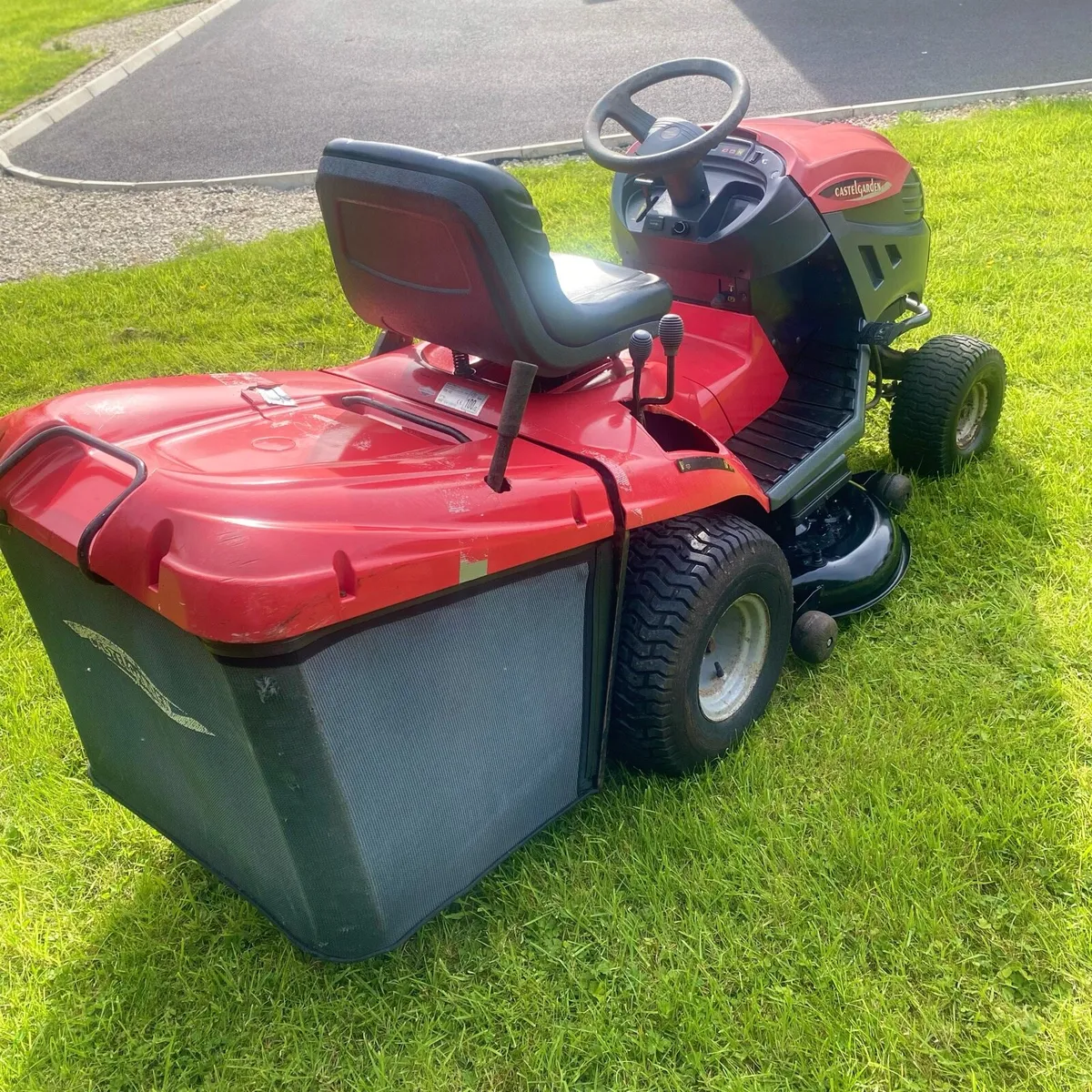 Castelgarden ride on lawnmower - Image 4