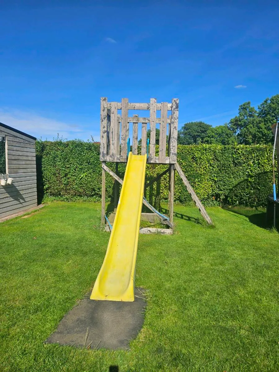 Play house/castle and swing - Image 1