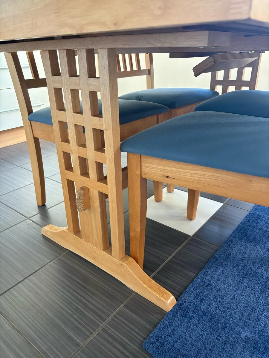 Solid oak extending dining table with 4 chairs - Image 3