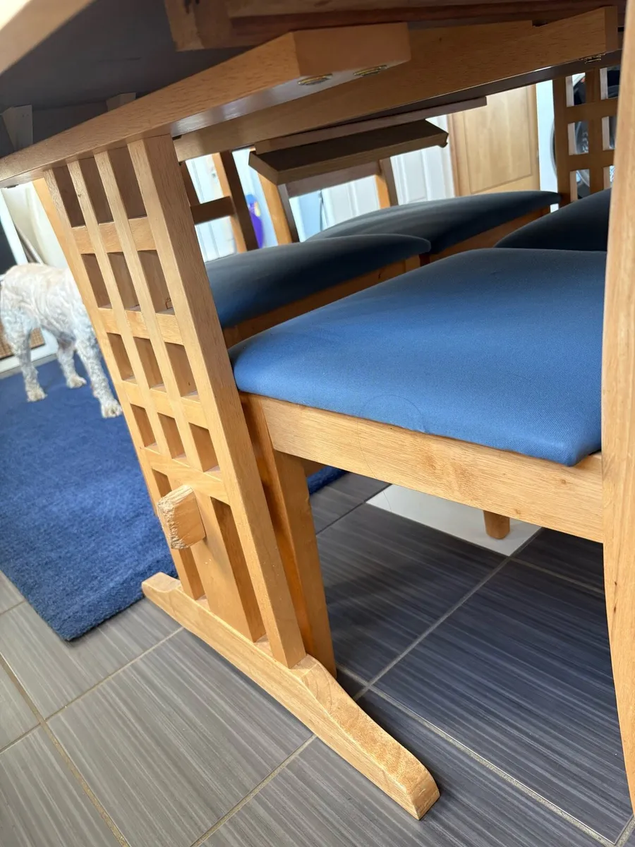 Solid oak extending dining table with 4 chairs - Image 4