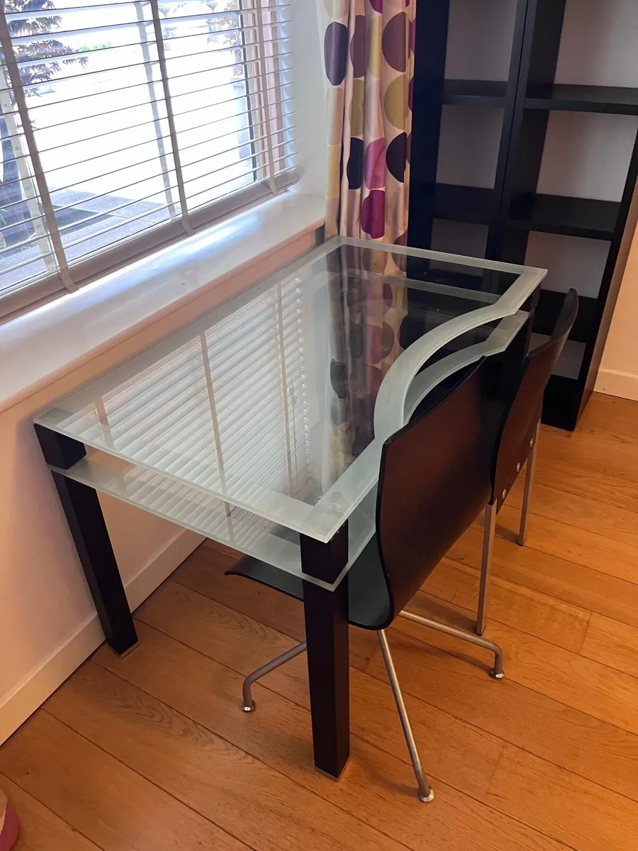 Free desks - Image 1