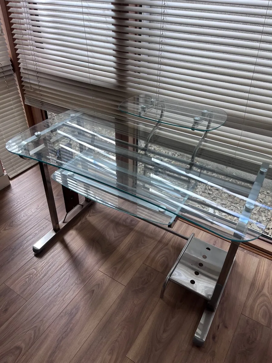 Free desks - Image 2