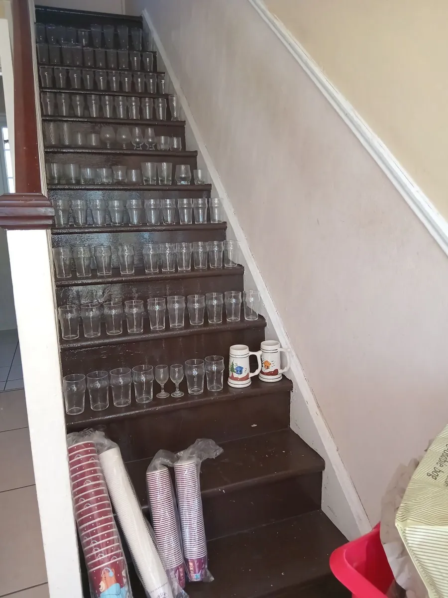 100 GLASSES & 198 DISPOSABLE CUPS
