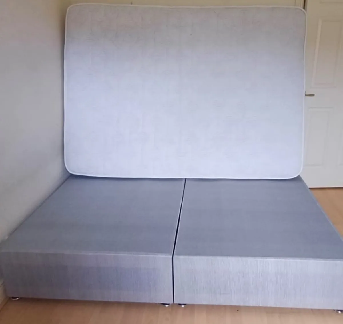 4ft 6 Divan bed and Ríona mattress - Image 3