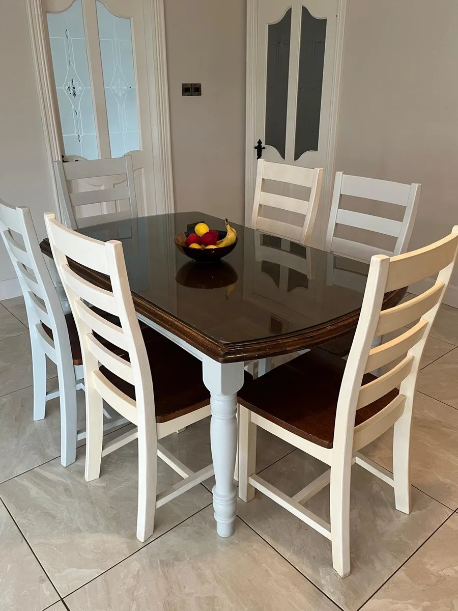 Solid table and chairs - Image 1