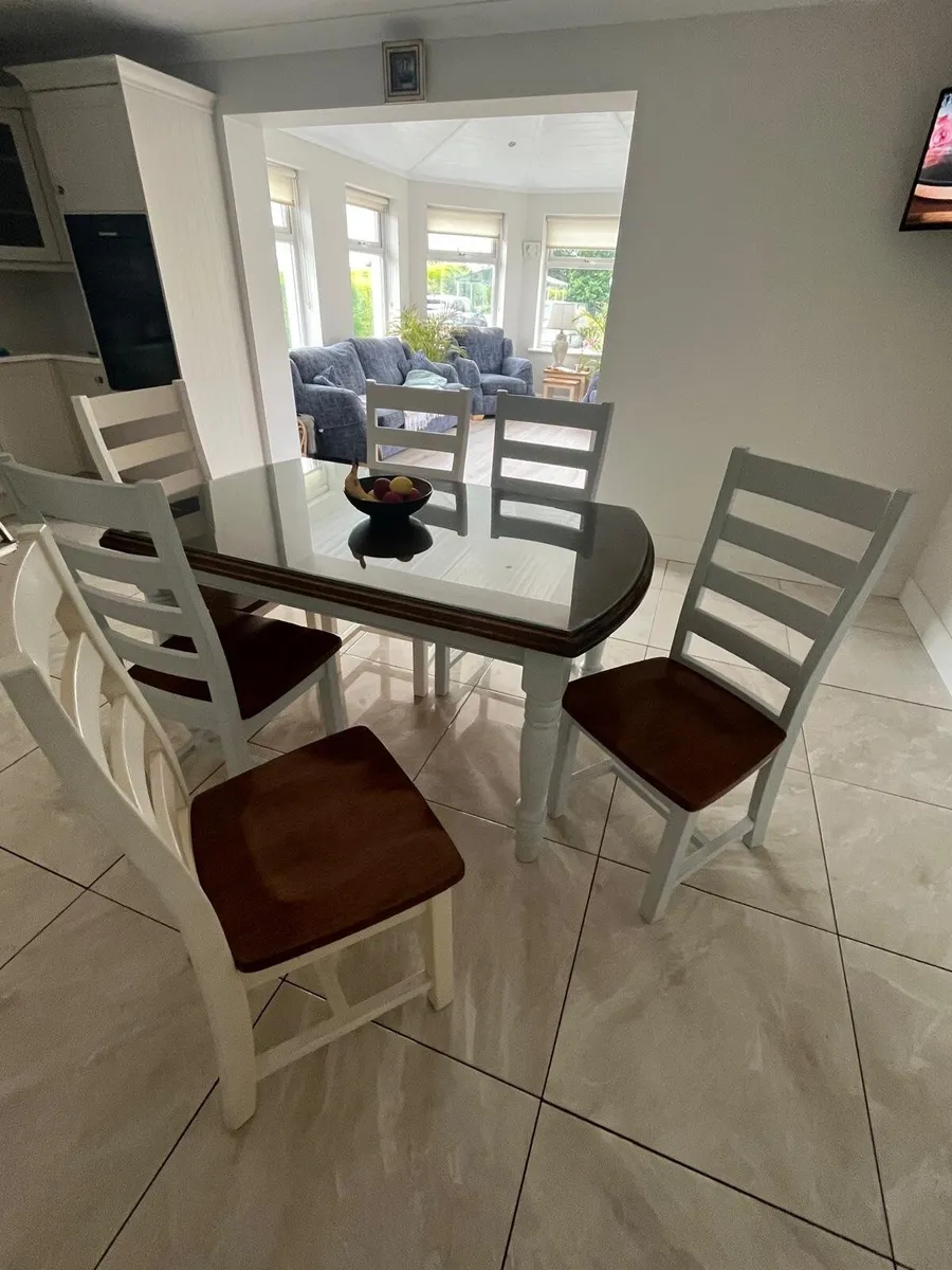 Solid table and chairs - Image 2