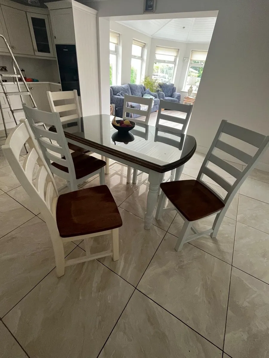 Solid table and chairs - Image 4