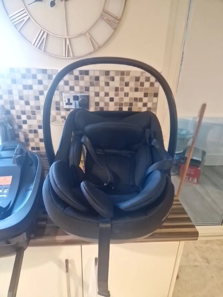 infant car seat - Image 1