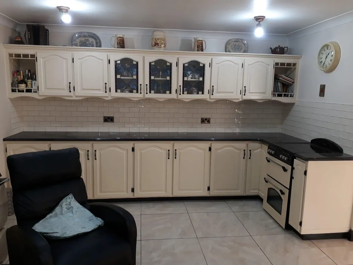 Kitchen presses and worktop - Image 2