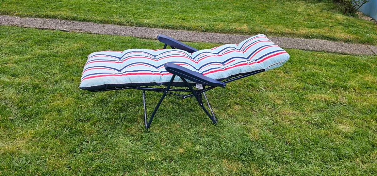 3 garden chairs and table - Image 3