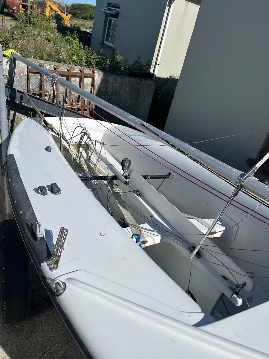 14 foot sailing boat with a 20 foot mast - Image 2