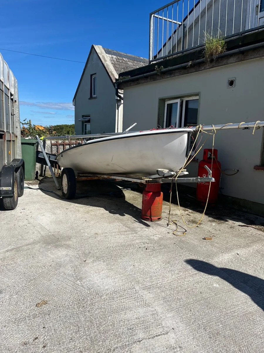 14 foot sailing boat with a 20 foot mast - Image 1