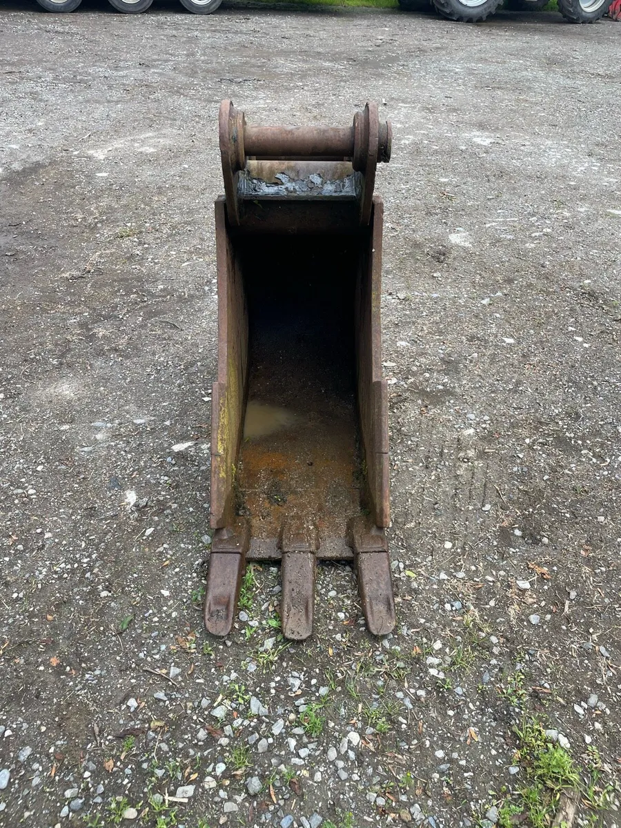 18 inch Strickland bucket 65mm pins - Image 3