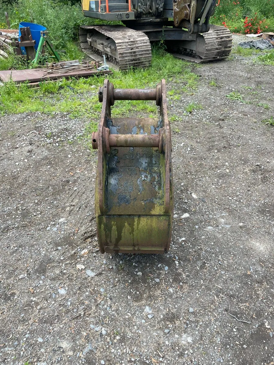 18 inch Strickland bucket 65mm pins - Image 4