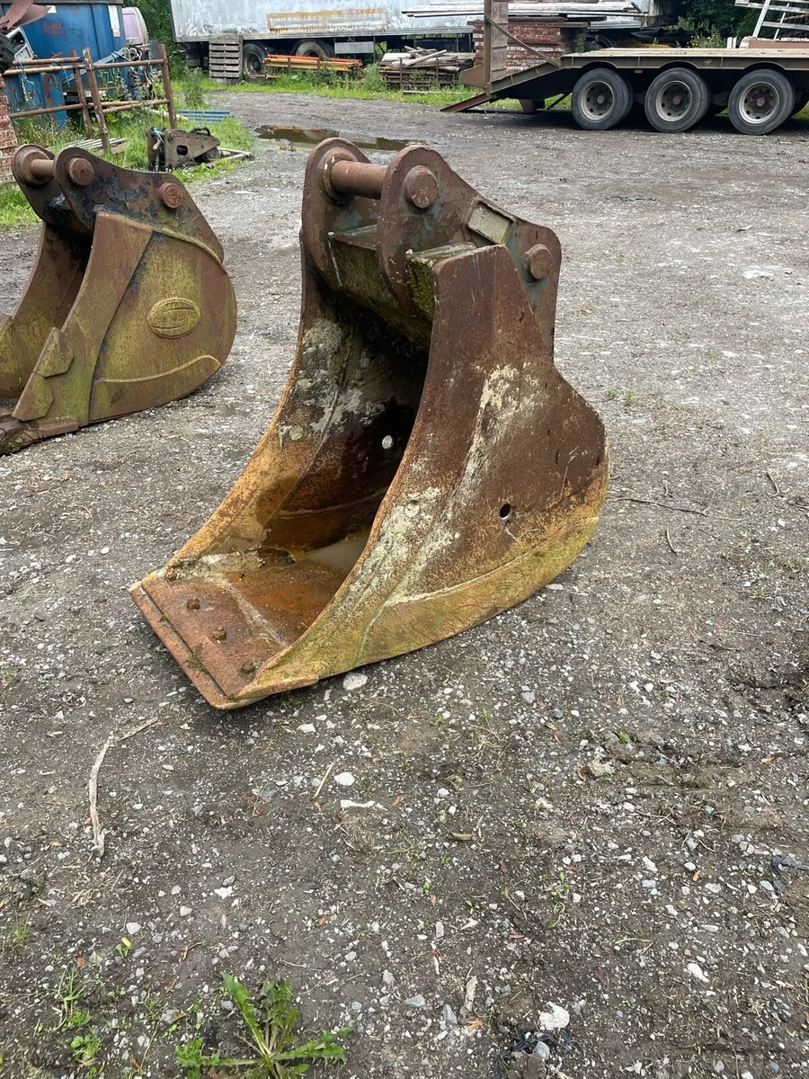 22 inch Titan bucket 65mm pins - Image 2