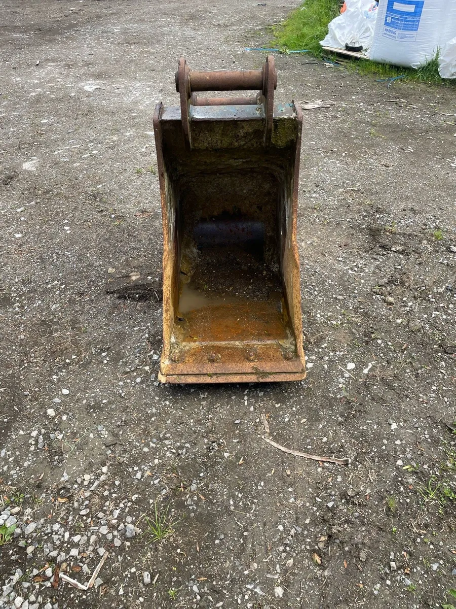 22 inch Titan bucket 65mm pins - Image 3