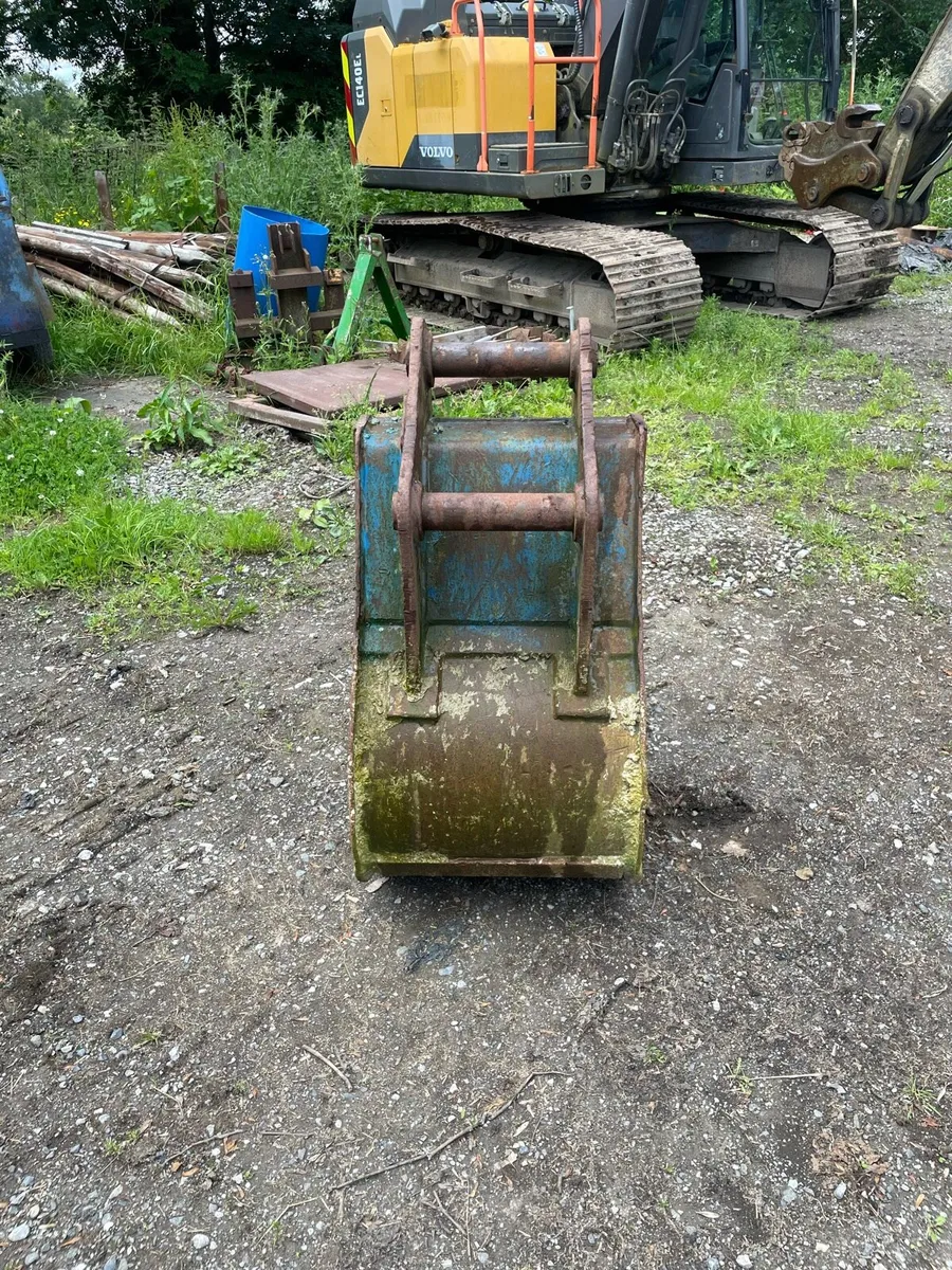 22 inch Titan bucket 65mm pins - Image 4