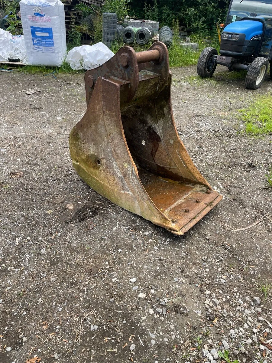 22 inch Titan bucket 65mm pins - Image 1
