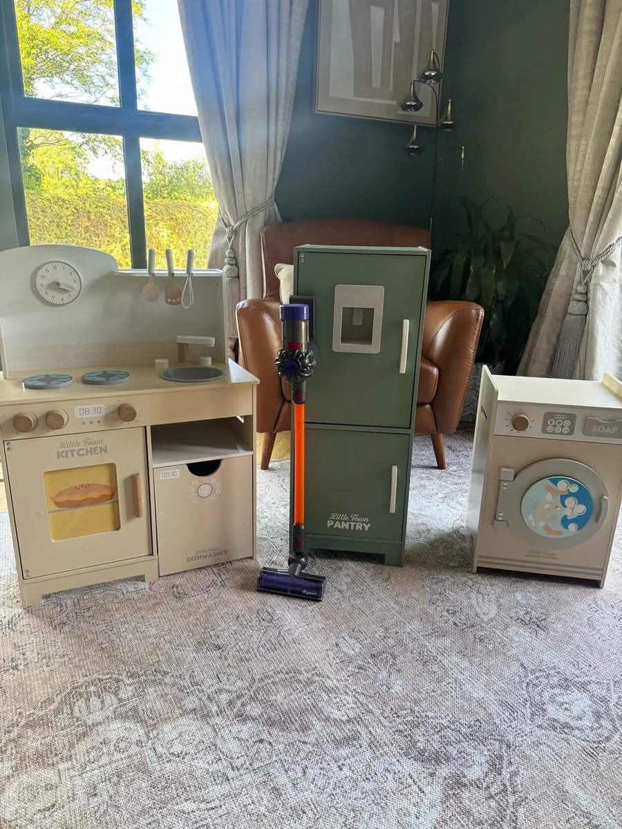 Kids play kitchen - Image 1