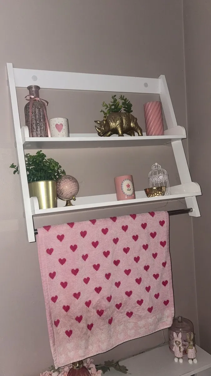 White ladder shelf with towel rail
