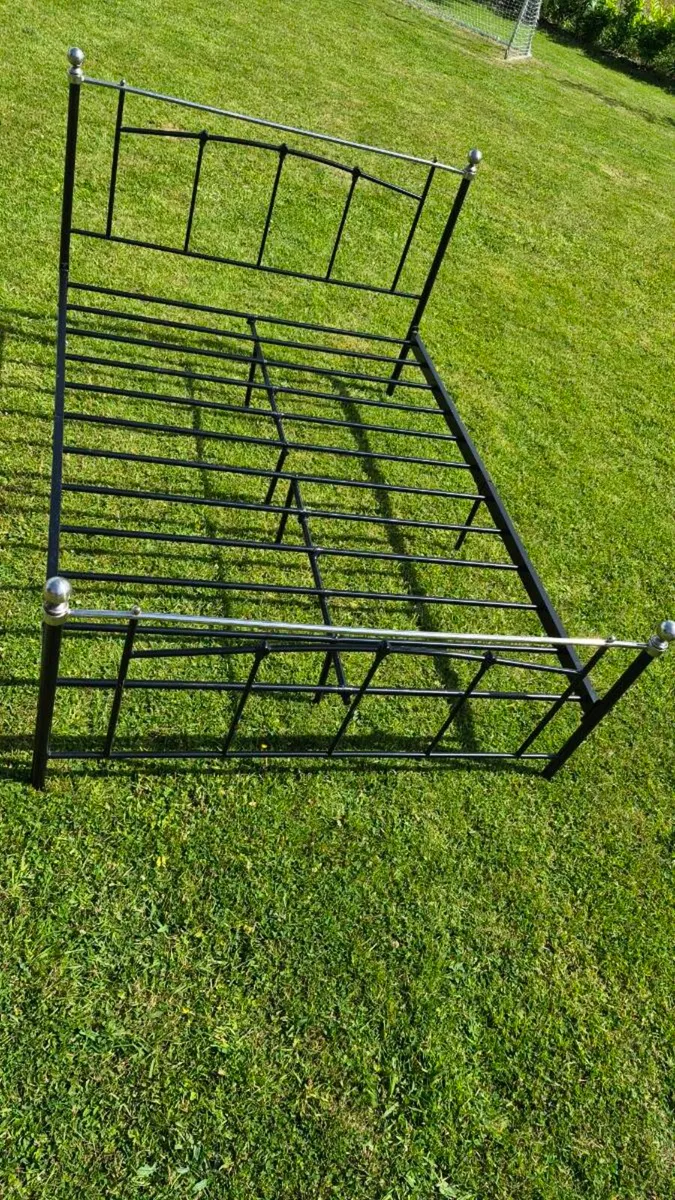 Metal Bed Frames x 2 4'6" - Image 1