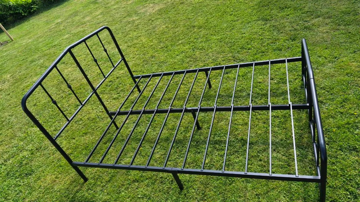 Metal Bed Frames x 2 4'6" - Image 4