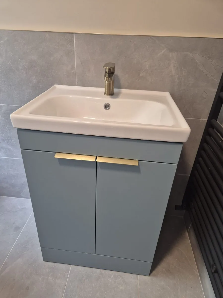 Vanity units , toilets , shower , tub - Image 3