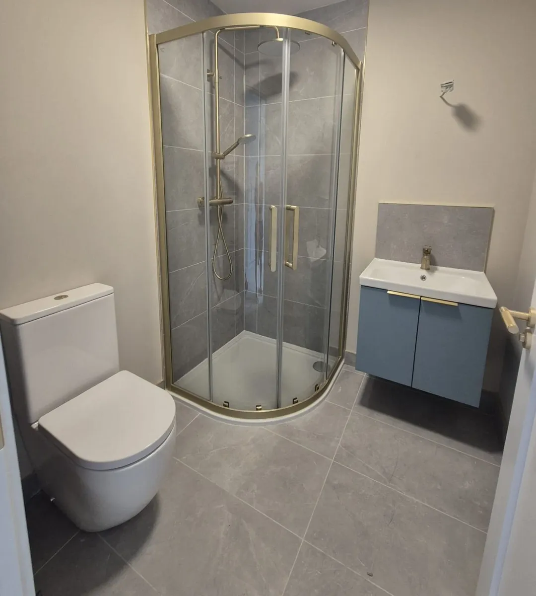 Vanity units , toilets , shower , tub - Image 1