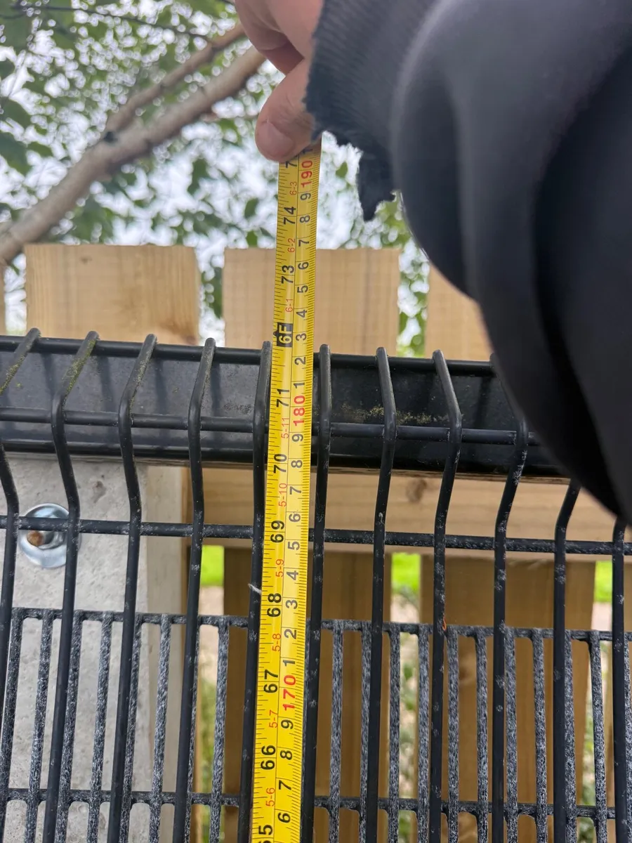 Security gate with posts - Image 3