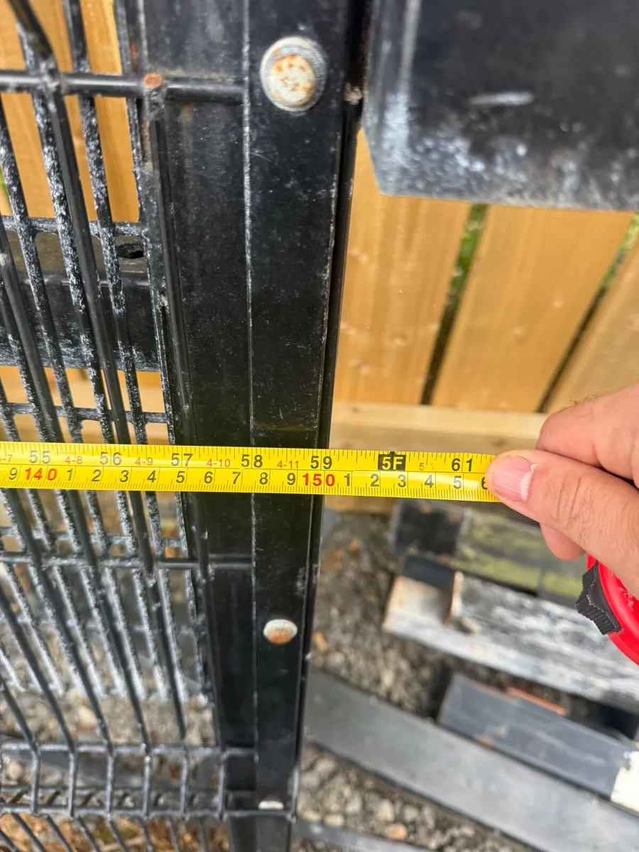 Security gate with posts - Image 2