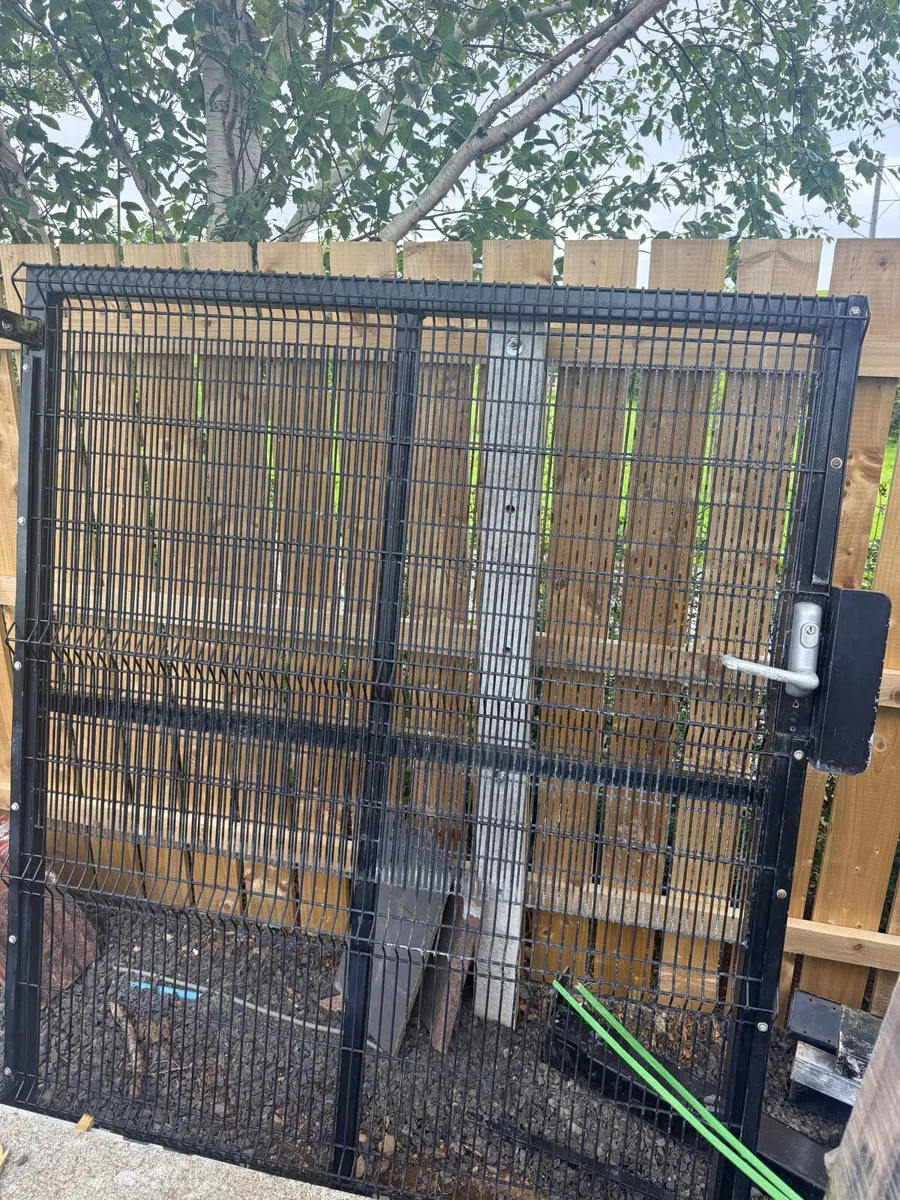 Security gate with posts - Image 1