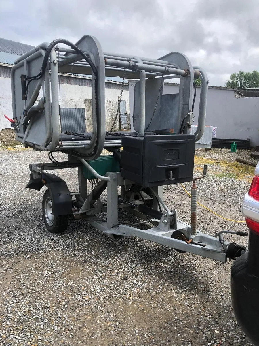 Hoof trimming crate - Image 1