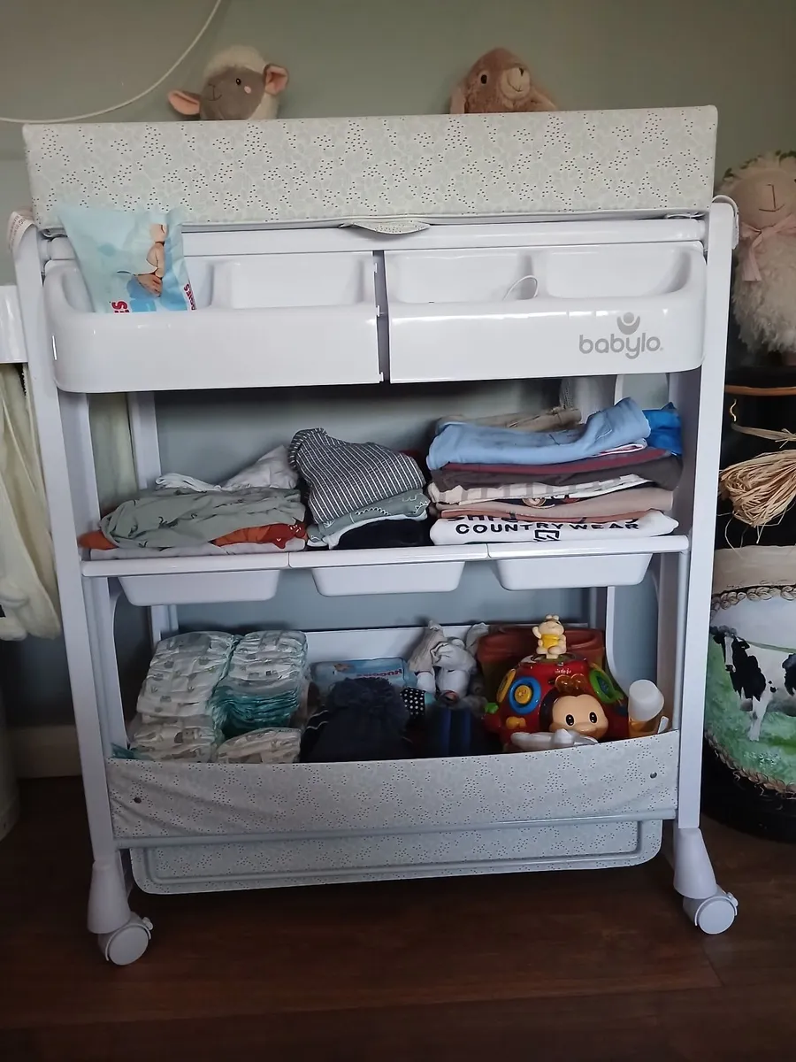 Baby changing table - Image 1