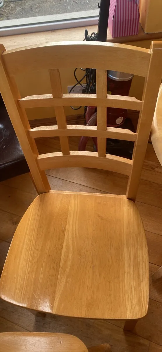 Table and chairs - Image 2