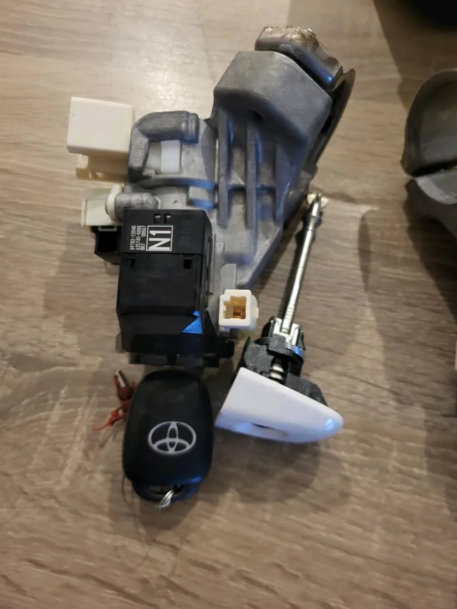 Toyota aqua full ignition key and cover8 2012-2019 - Image 2