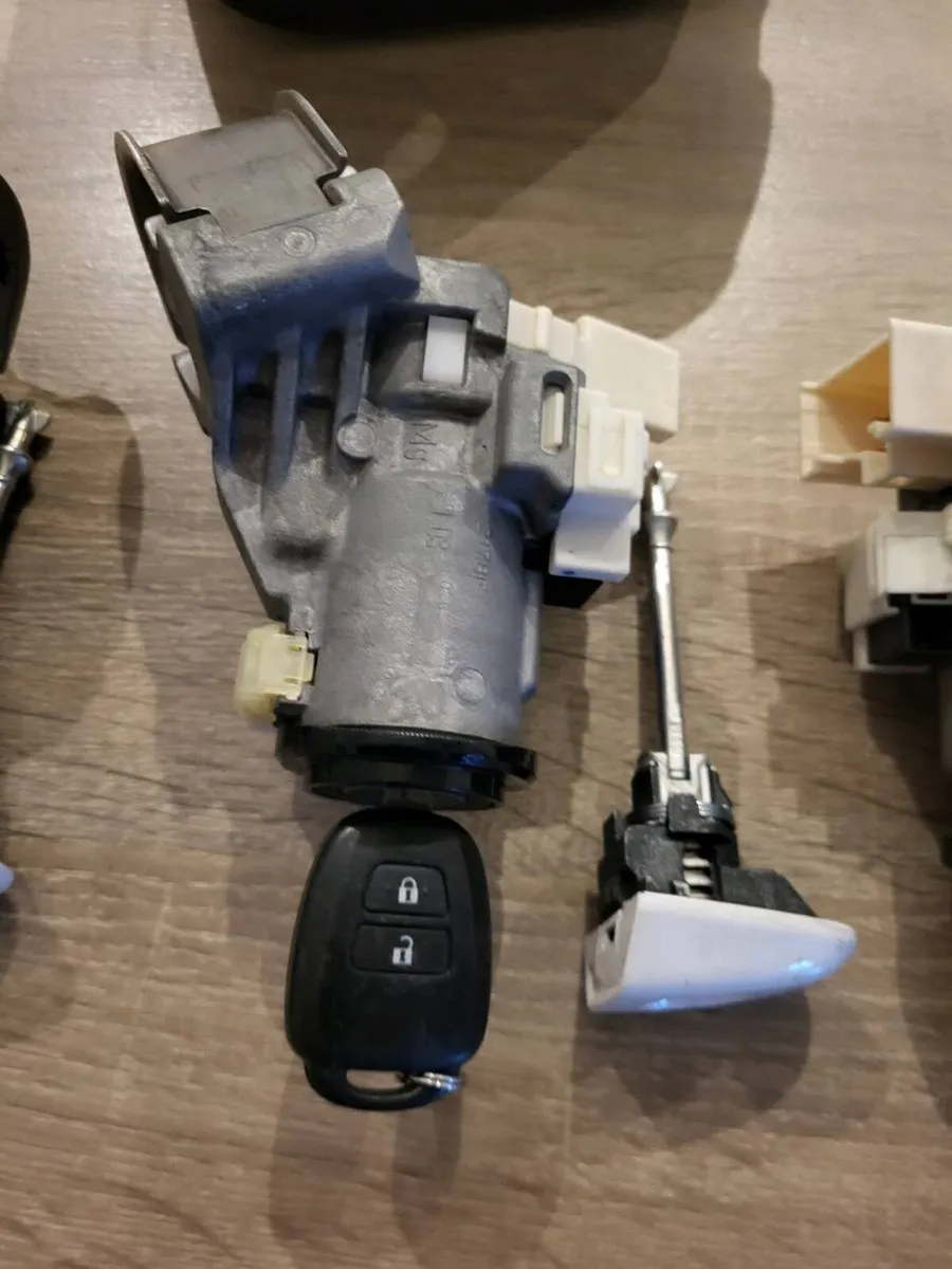 Toyota aqua full ignition key and cover8 2012-2019 - Image 4