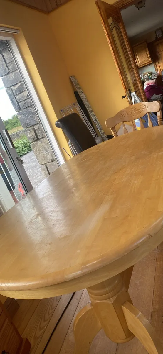 Table and chairs - Image 4
