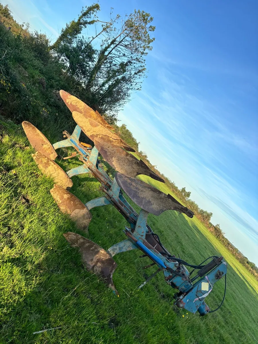 4 forrow overrum plough - Image 1