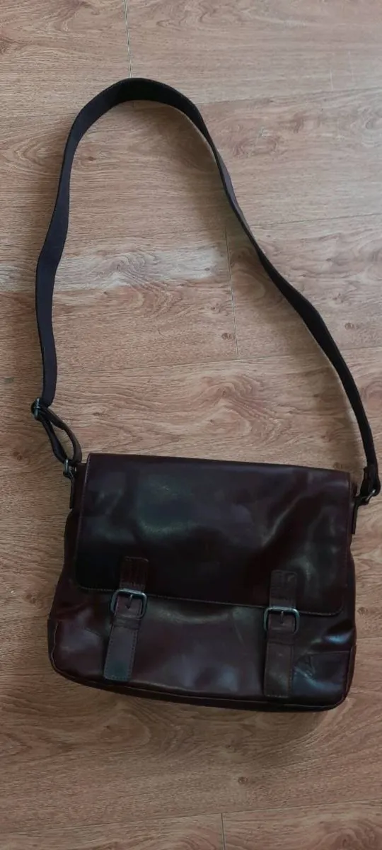 Ashwood Leather "Oscar" Medium Messenger / Laptop - Image 1