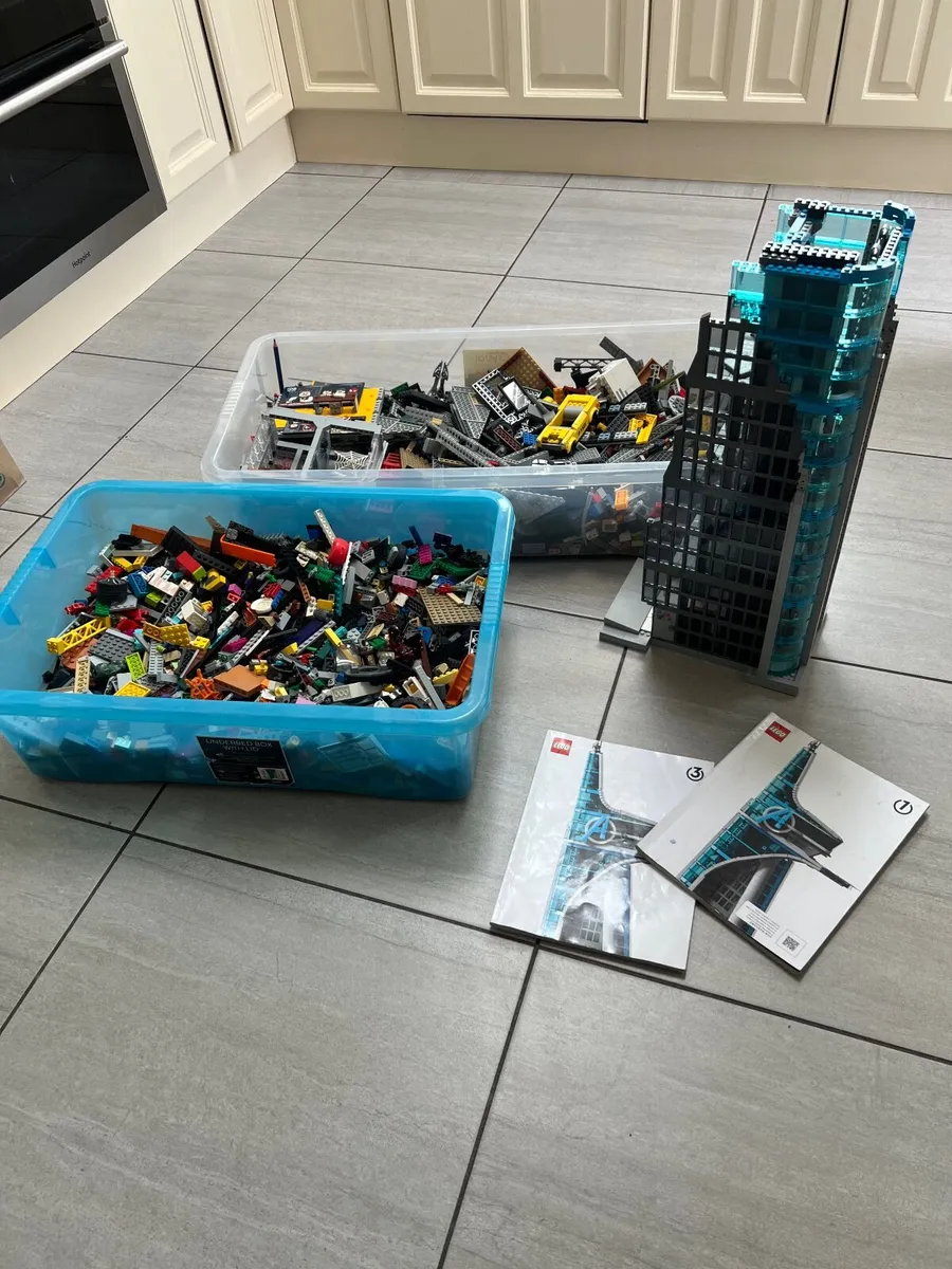 Massive job lot of loose Lego parts and partially - Image 1