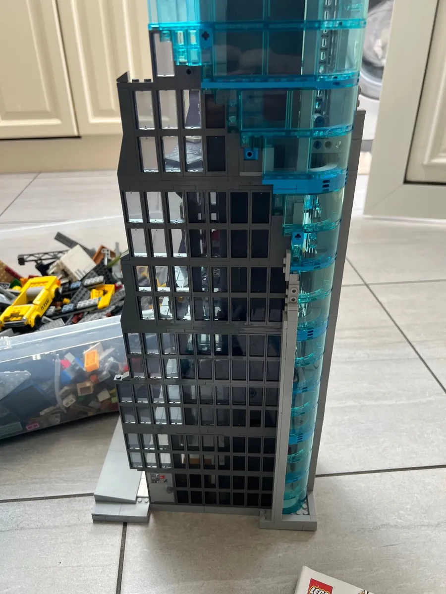 Massive job lot of loose Lego parts and partially - Image 2