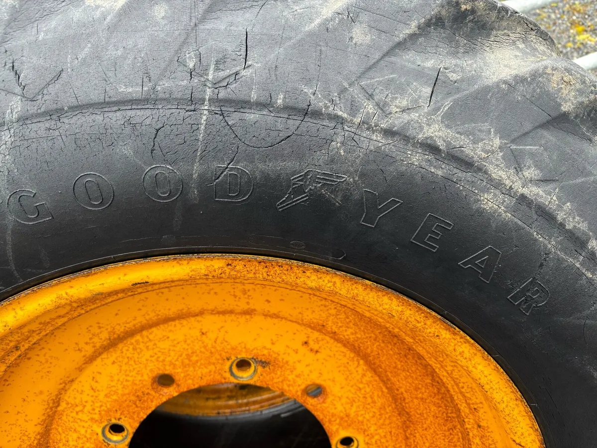 JCB 3CX rear wheels - Image 4