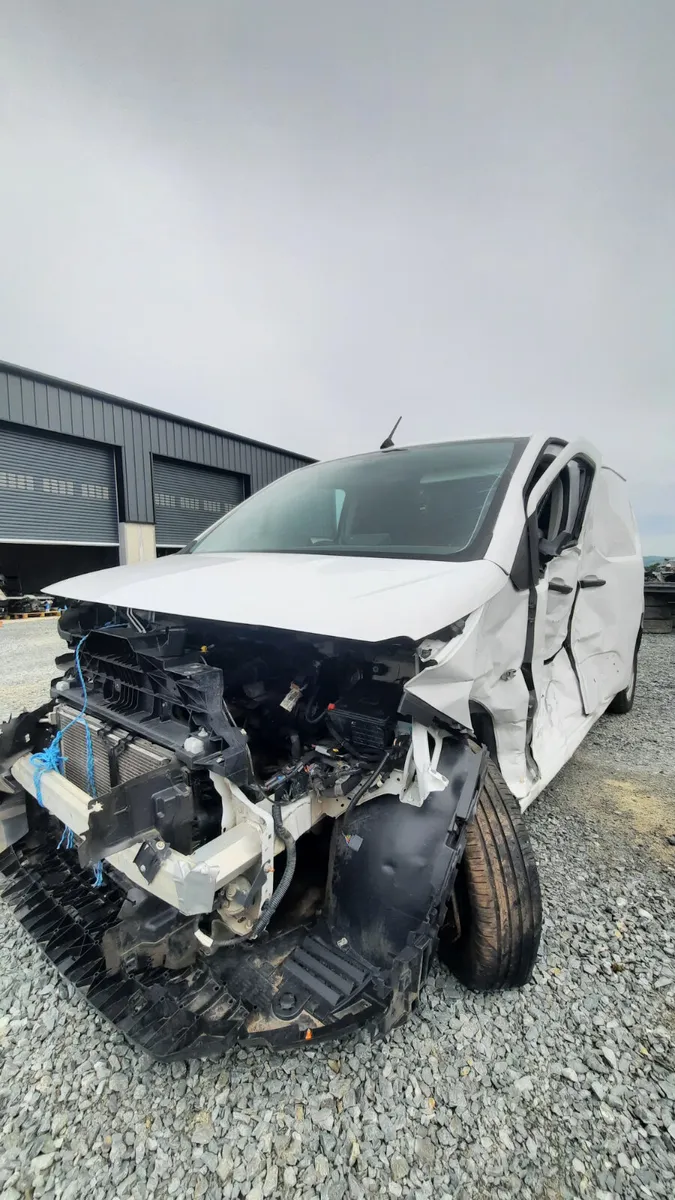 2024 Peugeot Partner For Dismantling - Image 3