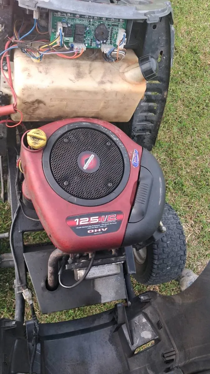 Castlegarden ride on lawnmower - Image 2