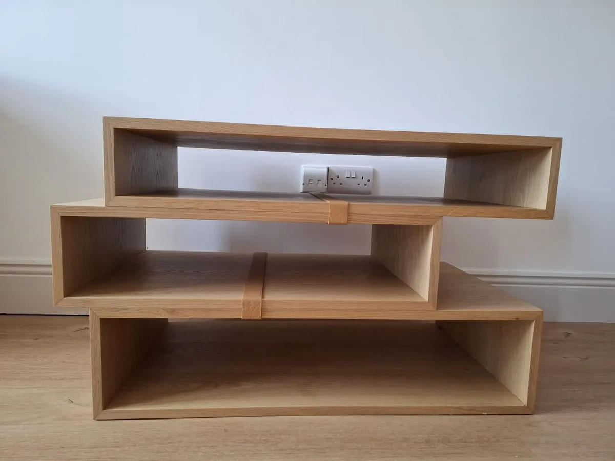 TV stand - Image 1