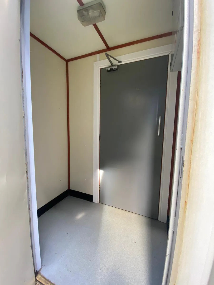 20FT X 8FT 5 CUBICLE ANTI-VANDAL SITE SHOWER - Image 4